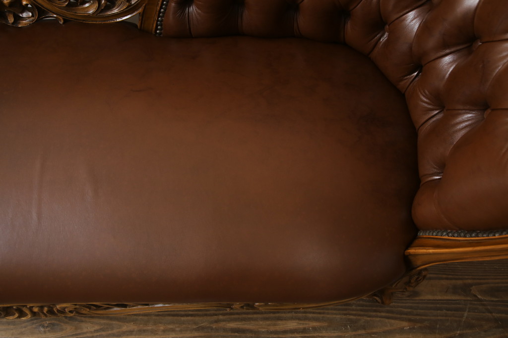 中古　高級品　イタリア家具　本革　細やかな彫刻の素晴らしいレザーシェーズロング(2人掛けソファ、二人掛け、セティ)(R-058098)