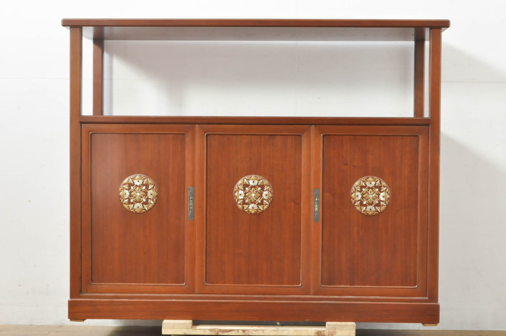 中古　高級品!!　指物工芸家具　総欅(ケヤキ)材　漆塗り　螺鈿(ラデン)　象嵌と漆絵入りの飾り棚(茶棚、サイドボード、収納棚、戸棚)(定価約120万円)(R-076551)