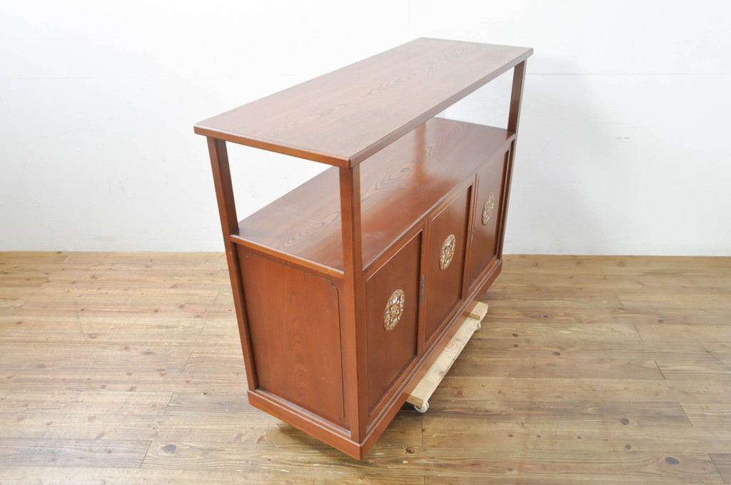 中古　高級品!!　指物工芸家具　総欅(ケヤキ)材　漆塗り　螺鈿(ラデン)　象嵌と漆絵入りの飾り棚(茶棚、サイドボード、収納棚、戸棚)(定価約120万円)(R-076551)