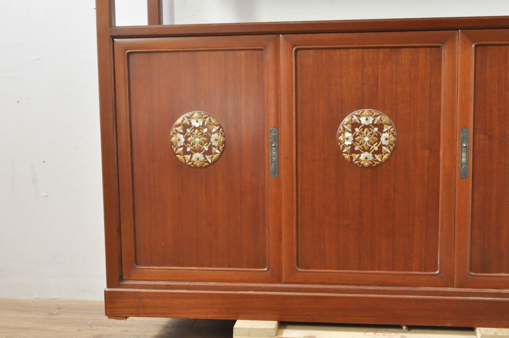 中古　高級品!!　指物工芸家具　総欅(ケヤキ)材　漆塗り　螺鈿(ラデン)　象嵌と漆絵入りの飾り棚(茶棚、サイドボード、収納棚、戸棚)(定価約120万円)(R-076551)
