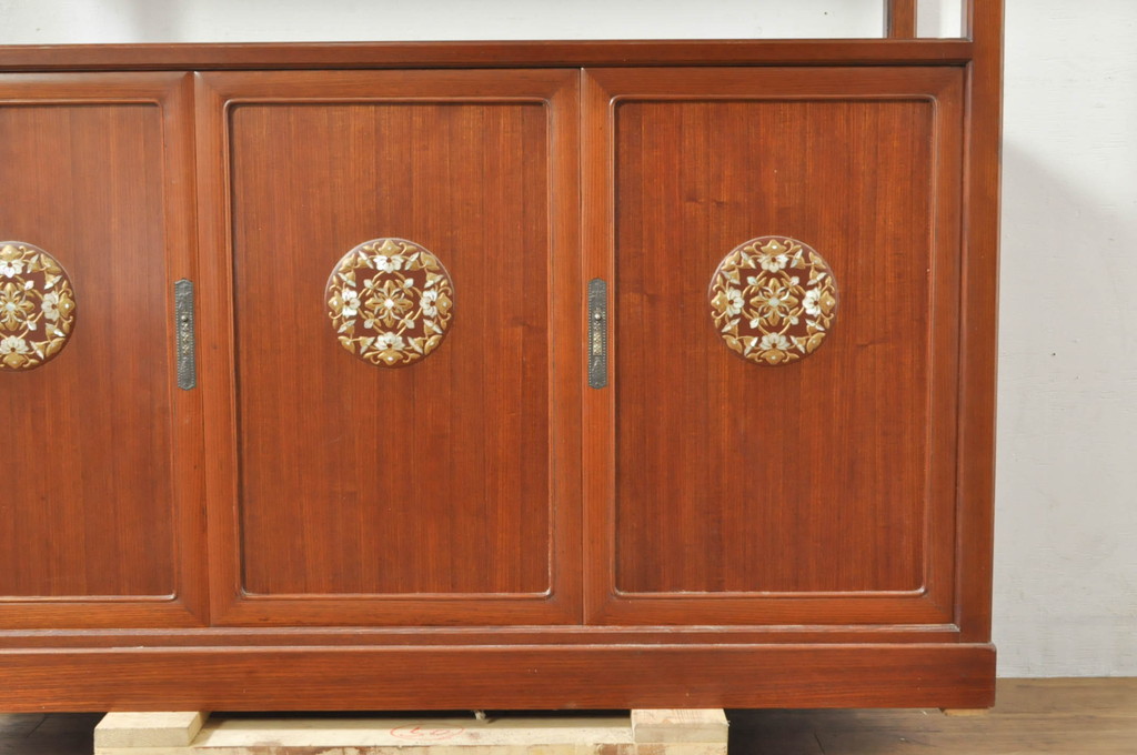 中古　高級品!!　指物工芸家具　総欅(ケヤキ)材　漆塗り　螺鈿(ラデン)　象嵌と漆絵入りの飾り棚(茶棚、サイドボード、収納棚、戸棚)(定価約120万円)(R-076551)