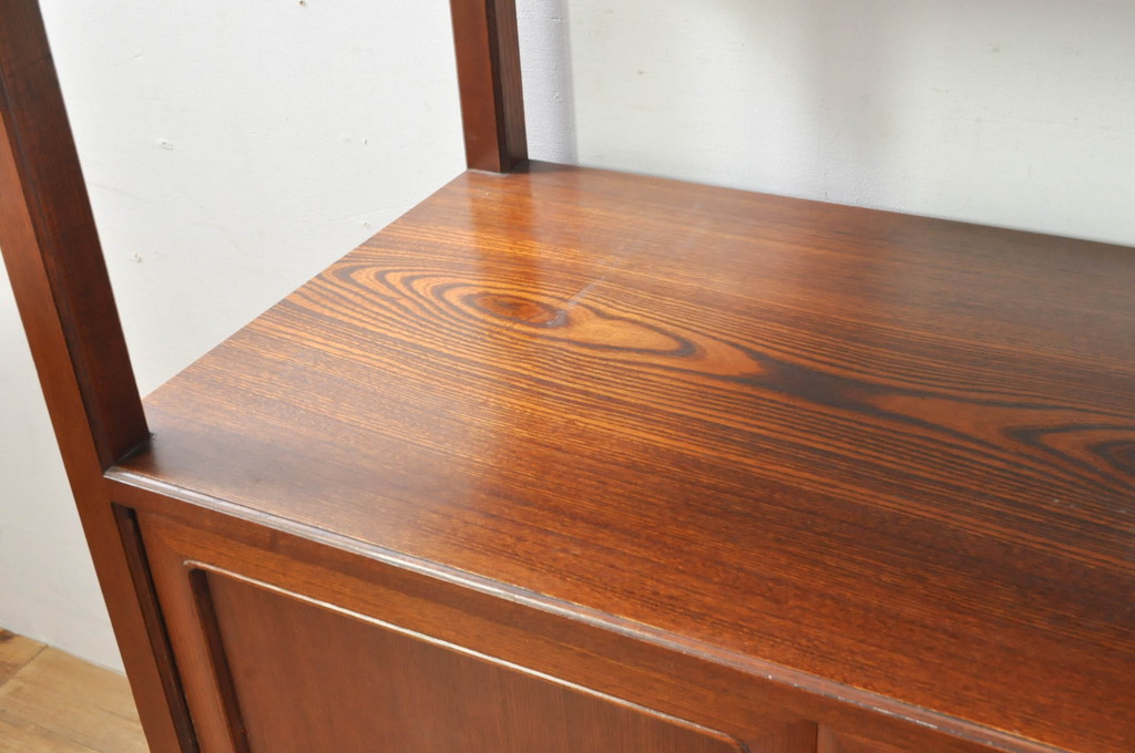 中古　高級品!!　指物工芸家具　総欅(ケヤキ)材　漆塗り　螺鈿(ラデン)　象嵌と漆絵入りの飾り棚(茶棚、サイドボード、収納棚、戸棚)(定価約120万円)(R-076551)