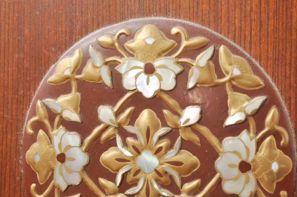 中古　高級品!!　指物工芸家具　総欅(ケヤキ)材　漆塗り　螺鈿(ラデン)　象嵌と漆絵入りの飾り棚(茶棚、サイドボード、収納棚、戸棚)(定価約120万円)(R-076551)