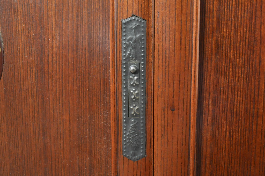 中古　高級品!!　指物工芸家具　総欅(ケヤキ)材　漆塗り　螺鈿(ラデン)　象嵌と漆絵入りの飾り棚(茶棚、サイドボード、収納棚、戸棚)(定価約120万円)(R-076551)