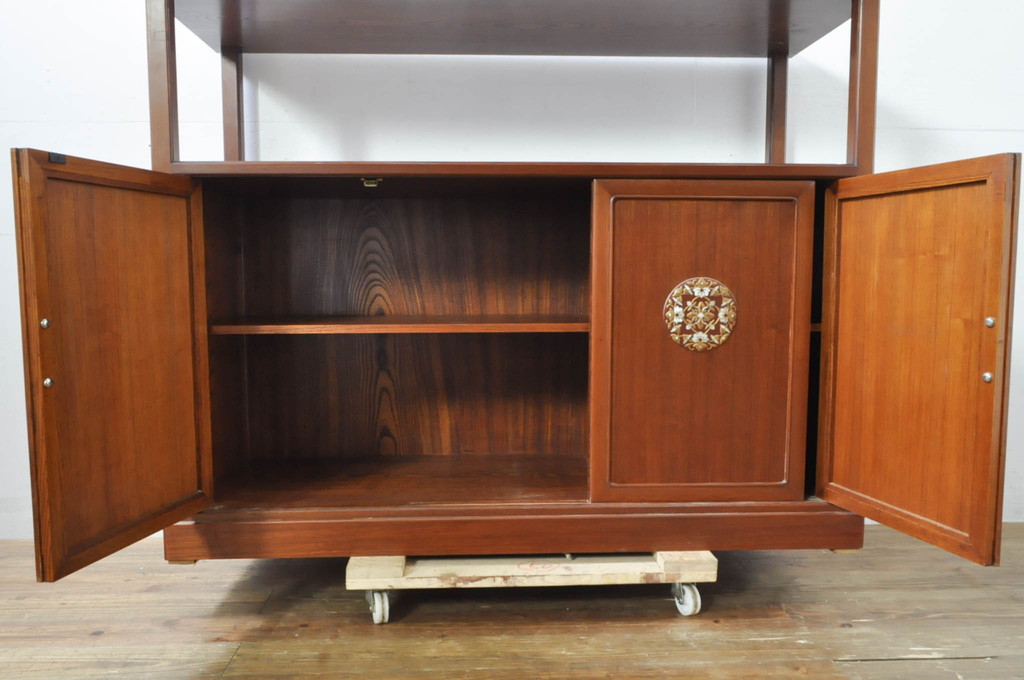 中古　高級品!!　指物工芸家具　総欅(ケヤキ)材　漆塗り　螺鈿(ラデン)　象嵌と漆絵入りの飾り棚(茶棚、サイドボード、収納棚、戸棚)(定価約120万円)(R-076551)