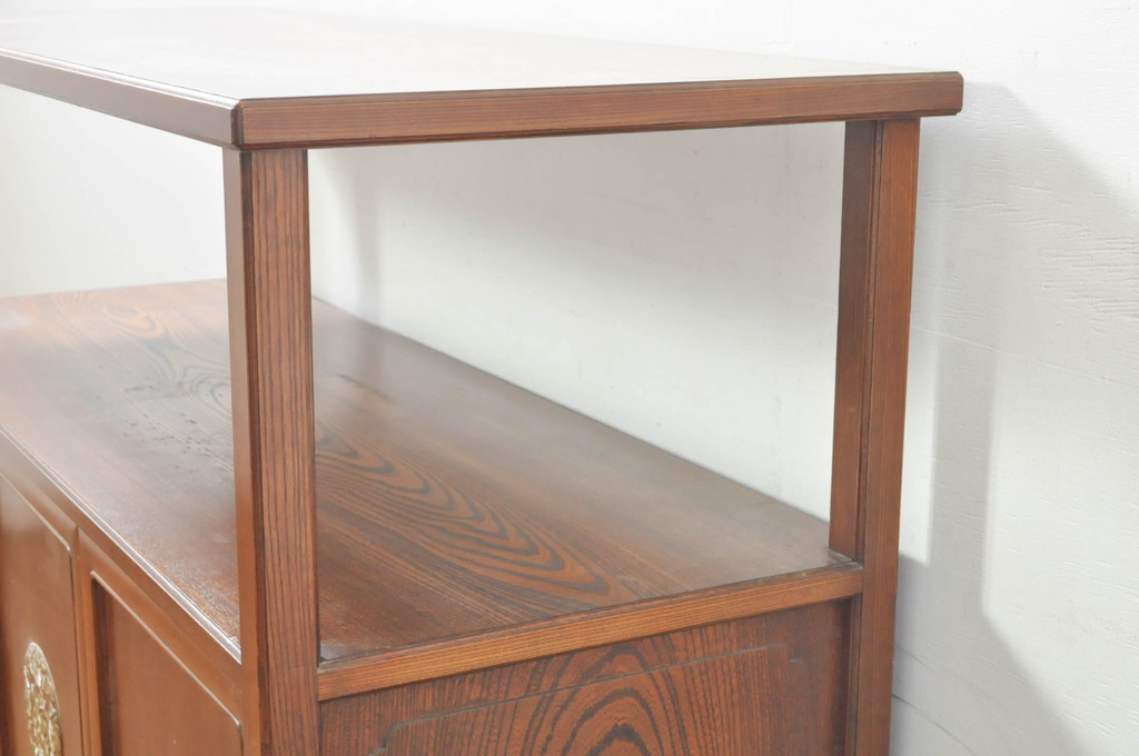 中古　高級品!!　指物工芸家具　総欅(ケヤキ)材　漆塗り　螺鈿(ラデン)　象嵌と漆絵入りの飾り棚(茶棚、サイドボード、収納棚、戸棚)(定価約120万円)(R-076551)