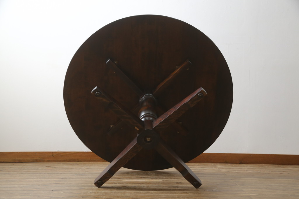 中古　美品　北海道民芸家具　HM4721　樺材　上品でクラシカルな雰囲気を醸し出す丸テーブル(ラウンドテーブル、ダイニングテーブル、2人掛け、4人掛け、食卓)(R-075927)