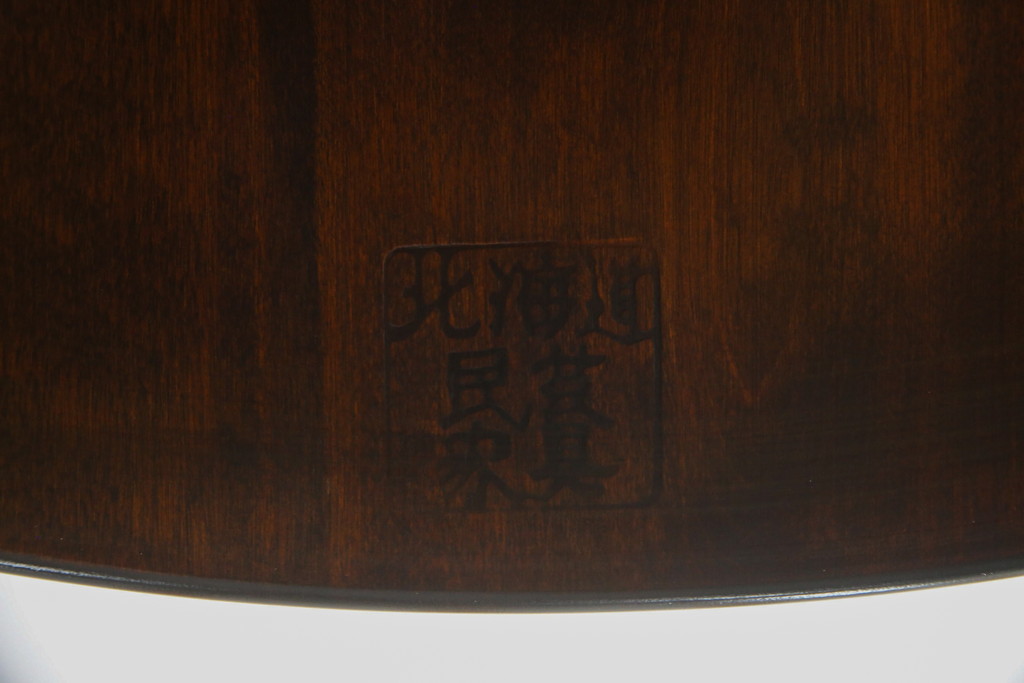中古　美品　北海道民芸家具　HM4721　樺材　上品でクラシカルな雰囲気を醸し出す丸テーブル(ラウンドテーブル、ダイニングテーブル、2人掛け、4人掛け、食卓)(R-075927)