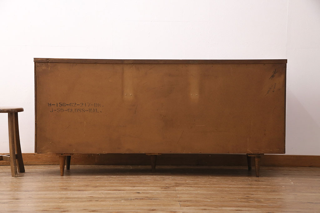 アメリカヴィンテージ　BASSETT FURNITURE(バセットファニチャー)　優美な雰囲気漂うマホガニー材製のサイドボード(引き出し、チェスト、ビンテージ)(R-047588)