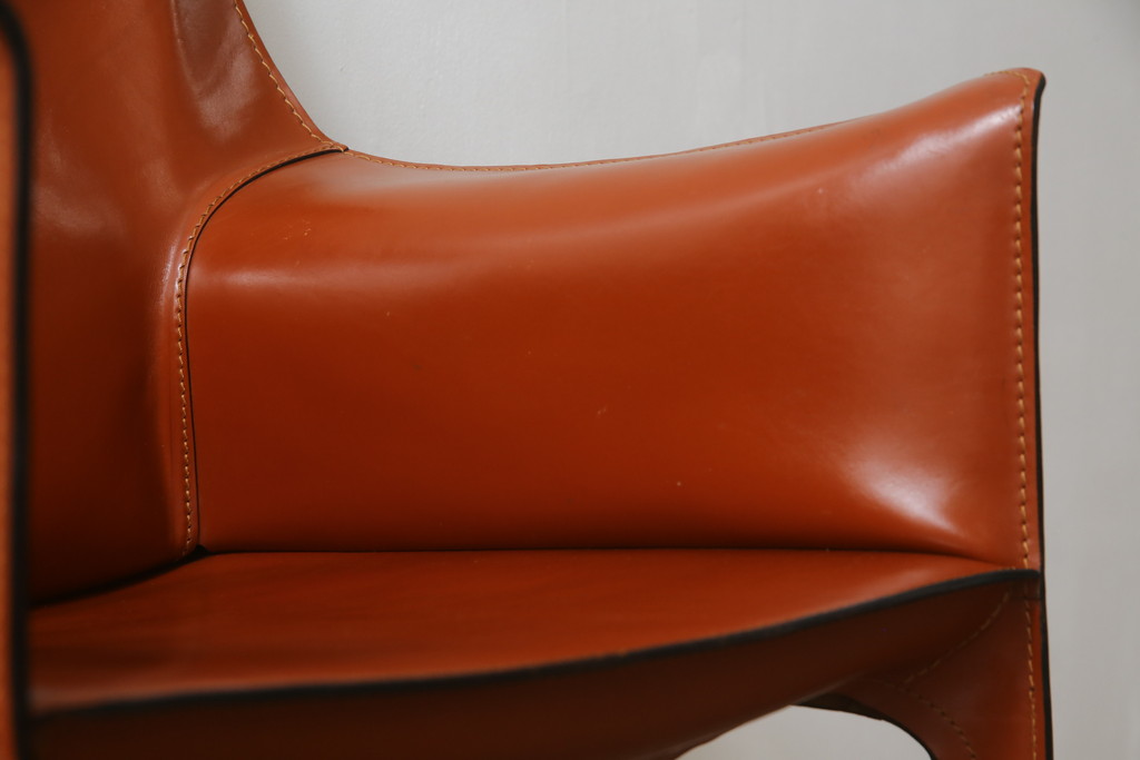 中古　Cassina(カッシーナ)　413　CAB(キャブ)　MARIO BELLINI(マリオベリーニ)　シンプルモダンな空間づくりに活躍するアームチェア(ダイニングチェア、椅子、イス)(定価約38万5千円)(R-069822)