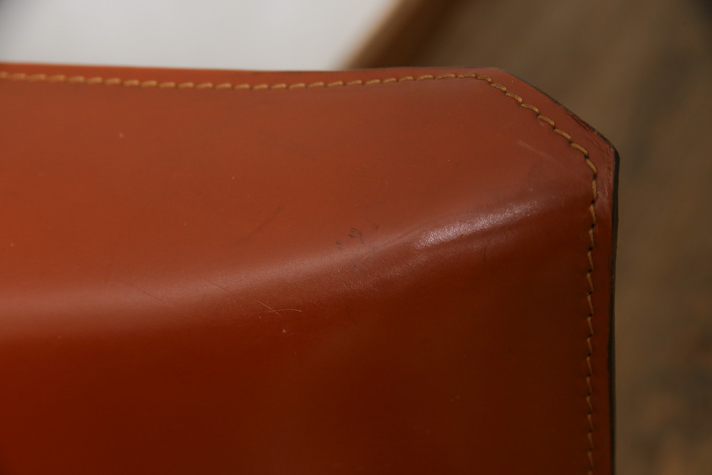 中古　Cassina(カッシーナ)　413　CAB(キャブ)　MARIO BELLINI(マリオベリーニ)　シンプルモダンな空間づくりに活躍するアームチェア(ダイニングチェア、椅子、イス)(定価約38万5千円)(R-069822)