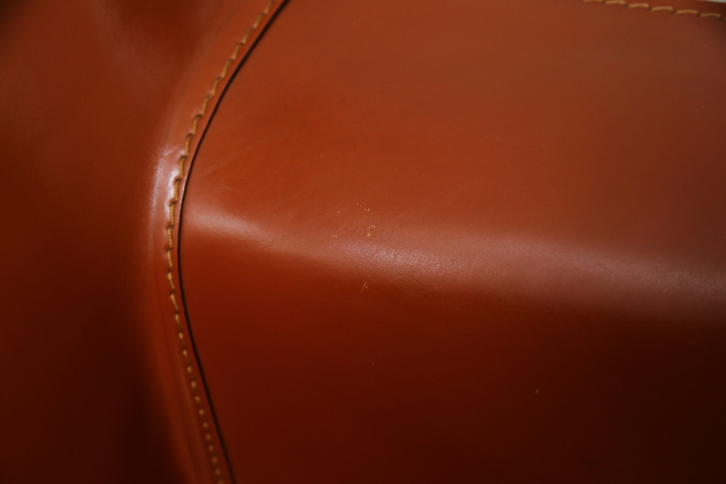 中古　Cassina(カッシーナ)　413　CAB(キャブ)　MARIO BELLINI(マリオベリーニ)　シンプルモダンな空間づくりに活躍するアームチェア(ダイニングチェア、椅子、イス)(定価約38万5千円)(R-069822)