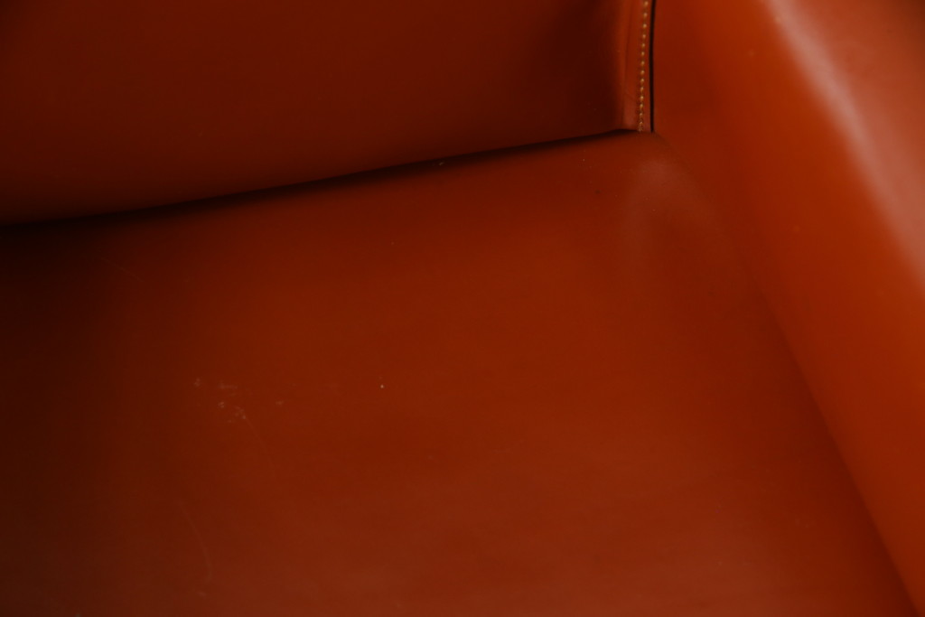 中古　Cassina(カッシーナ)　413　CAB(キャブ)　MARIO BELLINI(マリオベリーニ)　シンプルモダンな空間づくりに活躍するアームチェア(ダイニングチェア、椅子、イス)(定価約38万5千円)(R-069822)