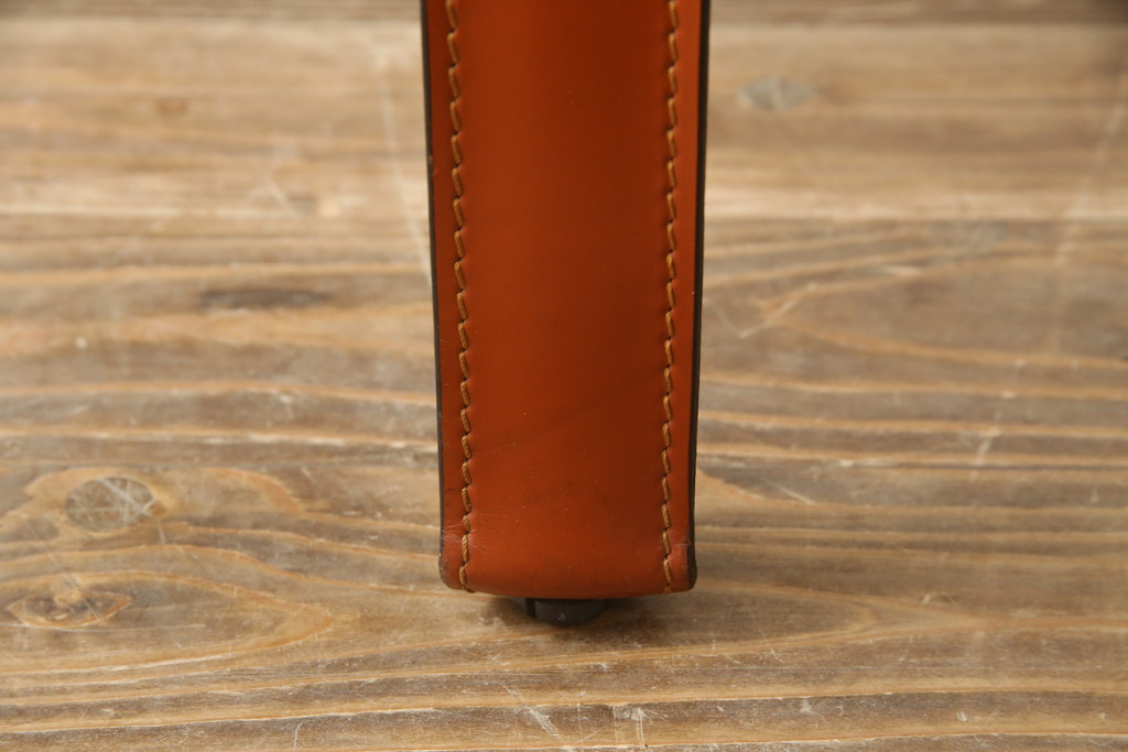 中古　Cassina(カッシーナ)　413　CAB(キャブ)　MARIO BELLINI(マリオベリーニ)　シンプルモダンな空間づくりに活躍するアームチェア(ダイニングチェア、椅子、イス)(定価約38万5千円)(R-069822)