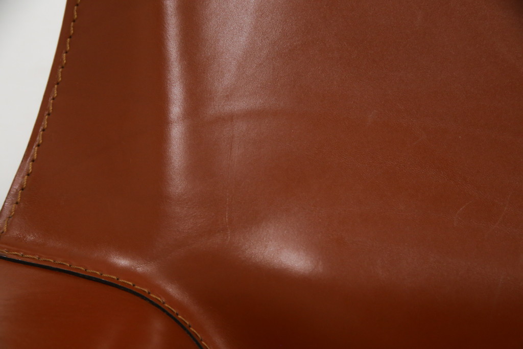 中古　Cassina(カッシーナ)　413　CAB(キャブ)　MARIO BELLINI(マリオベリーニ)　本革(レザー)　シンプルモダンな空間づくりに活躍するアームチェア(ダイニングチェア、椅子、イス)(定価約41万8千円)(R-075848)