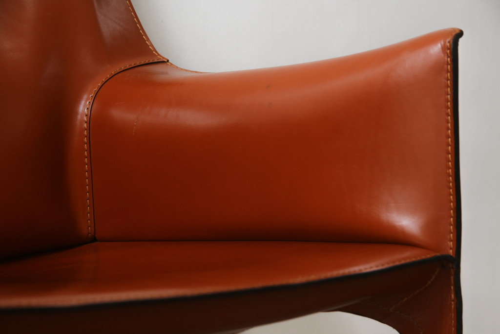 中古　Cassina(カッシーナ)　413　CAB(キャブ)　MARIO BELLINI(マリオベリーニ)　本革(レザー)　シンプルモダンな空間づくりに活躍するアームチェア(ダイニングチェア、椅子、イス)(定価約41万8千円)(R-075848)