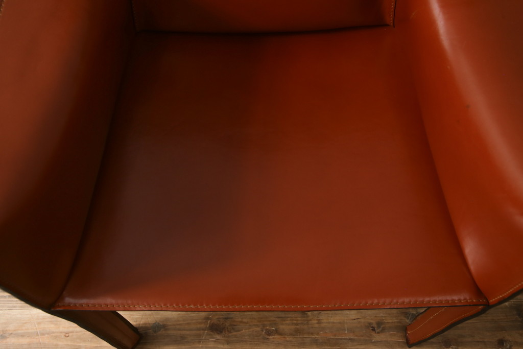 中古　Cassina(カッシーナ)　413　CAB(キャブ)　MARIO BELLINI(マリオベリーニ)　本革(レザー)　シンプルモダンな空間づくりに活躍するアームチェア(ダイニングチェア、椅子、イス)(定価約41万8千円)(R-075848)