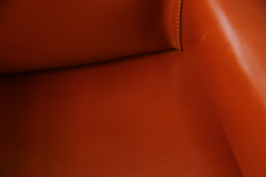 中古　Cassina(カッシーナ)　413　CAB(キャブ)　MARIO BELLINI(マリオベリーニ)　本革(レザー)　シンプルモダンな空間づくりに活躍するアームチェア(ダイニングチェア、椅子、イス)(定価約41万8千円)(R-075848)