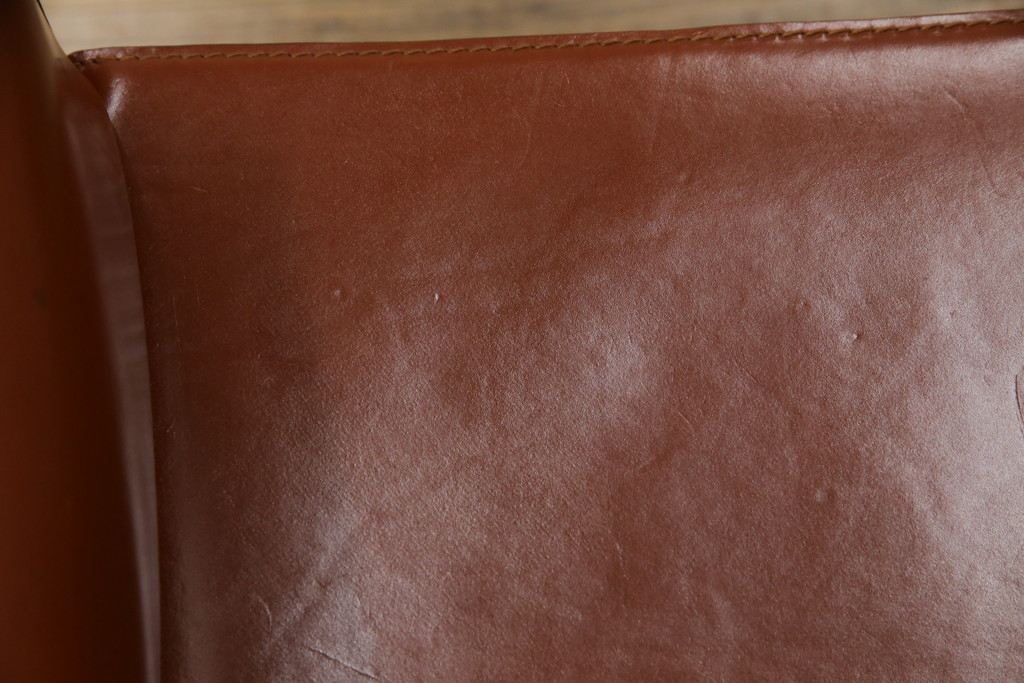 中古　Cassina(カッシーナ)　413　CAB(キャブ)　MARIO BELLINI(マリオベリーニ)　本革(レザー)　シンプルモダンな空間づくりに活躍するアームチェア(ダイニングチェア、椅子、イス)(定価約41万8千円)(R-075848)