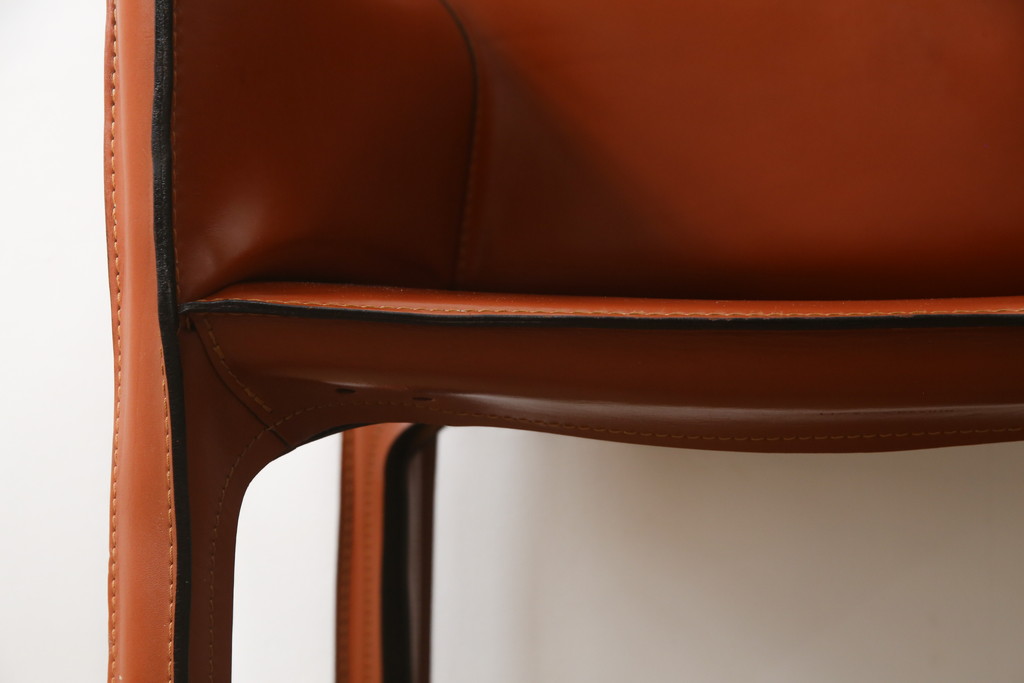 中古　Cassina(カッシーナ)　413　CAB(キャブ)　MARIO BELLINI(マリオベリーニ)　本革(レザー)　シンプルモダンな空間づくりに活躍するアームチェア(ダイニングチェア、椅子、イス)(定価約41万8千円)(R-075848)