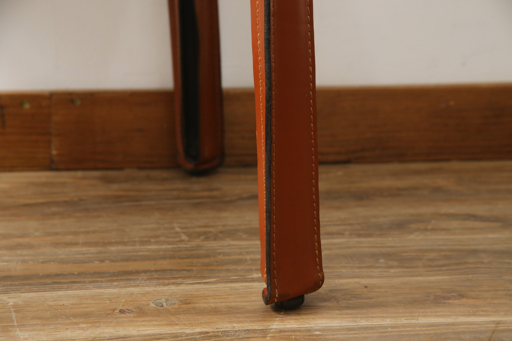 中古　Cassina(カッシーナ)　413　CAB(キャブ)　MARIO BELLINI(マリオベリーニ)　本革(レザー)　シンプルモダンな空間づくりに活躍するアームチェア(ダイニングチェア、椅子、イス)(定価約41万8千円)(R-075848)