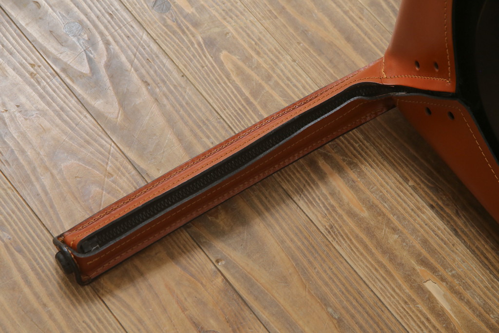 中古　Cassina(カッシーナ)　413　CAB(キャブ)　MARIO BELLINI(マリオベリーニ)　本革(レザー)　シンプルモダンな空間づくりに活躍するアームチェア(ダイニングチェア、椅子、イス)(定価約41万8千円)(R-075848)