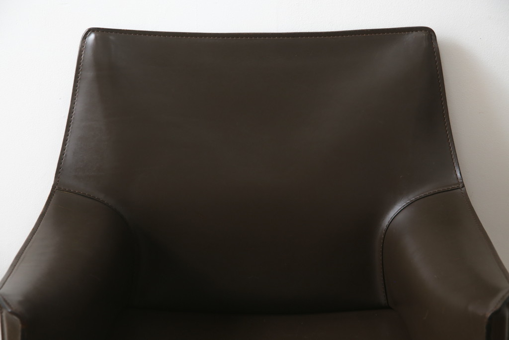 中古　Cassina(カッシーナ)　413　CAB(キャブ)　MARIO BELLINI(マリオベリーニ)　本革(レザー)　シンプルモダンな空間づくりに活躍するアームチェア(ダイニングチェア、椅子、イス)(定価約41万8千円)(R-074317)