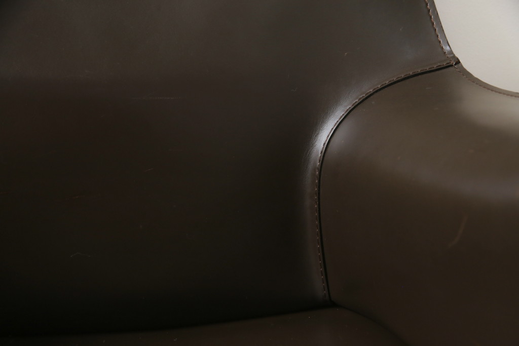 中古　Cassina(カッシーナ)　413　CAB(キャブ)　MARIO BELLINI(マリオベリーニ)　本革(レザー)　シンプルモダンな空間づくりに活躍するアームチェア(ダイニングチェア、椅子、イス)(定価約41万8千円)(R-074317)