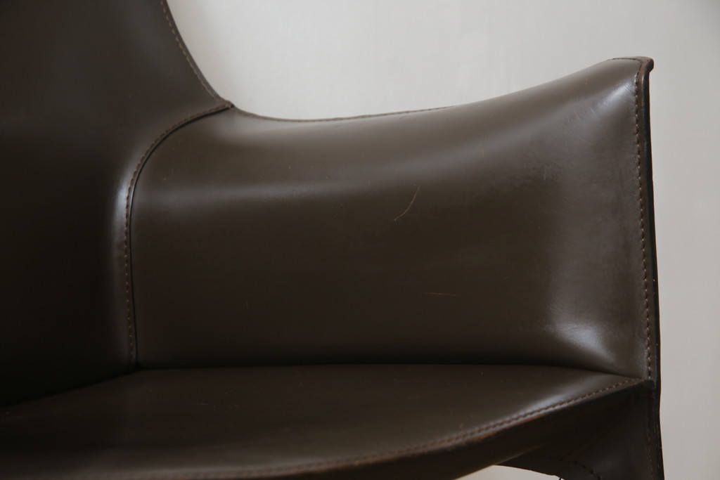 中古　Cassina(カッシーナ)　413　CAB(キャブ)　MARIO BELLINI(マリオベリーニ)　本革(レザー)　シンプルモダンな空間づくりに活躍するアームチェア(ダイニングチェア、椅子、イス)(定価約41万8千円)(R-074317)