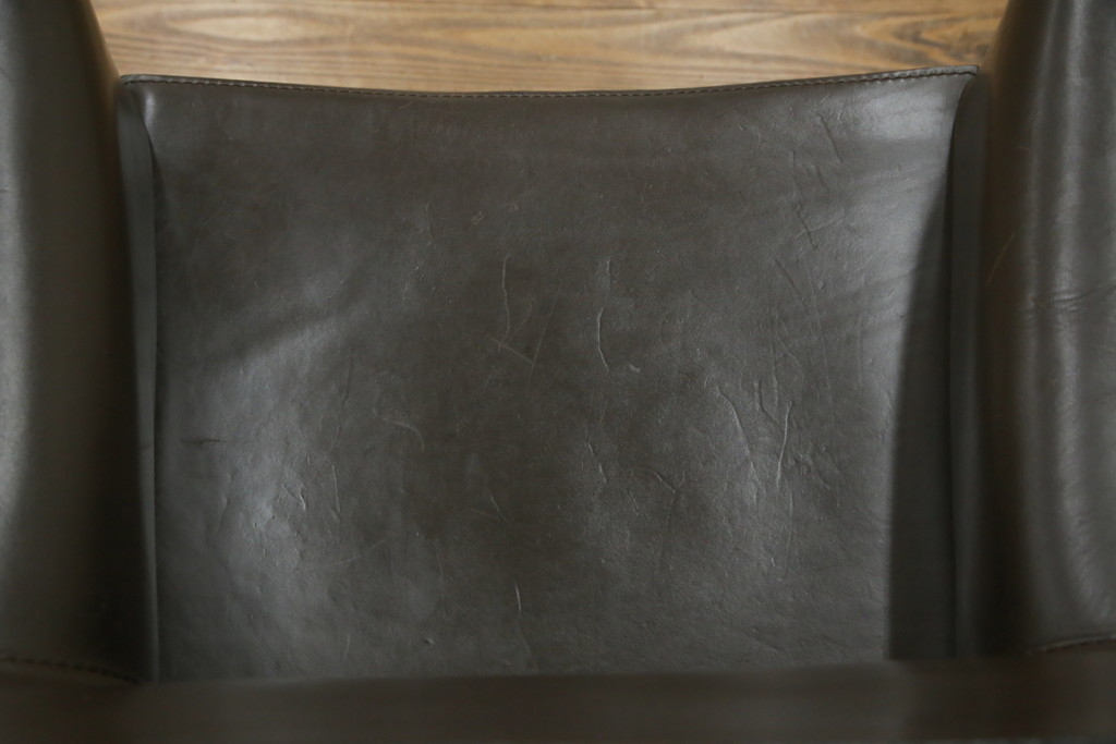 中古　Cassina(カッシーナ)　413　CAB(キャブ)　MARIO BELLINI(マリオベリーニ)　本革(レザー)　シンプルモダンな空間づくりに活躍するアームチェア(ダイニングチェア、椅子、イス)(定価約41万8千円)(R-074317)