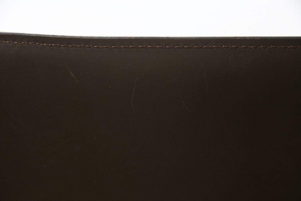 中古　Cassina(カッシーナ)　413　CAB(キャブ)　MARIO BELLINI(マリオベリーニ)　本革(レザー)　シンプルモダンな空間づくりに活躍するアームチェア(ダイニングチェア、椅子、イス)(定価約41万8千円)(R-074317)