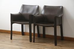 中古　Cassina(カッシーナ)　413　CAB(キャブ)　MARIO BELLINI(マリオベリーニ)　本革(レザー)　シンプルモダンな空間づくりに活躍するアームチェア2脚セット(ダイニングチェア、椅子、イス)(定価2脚で約83万6千円)(R-074312)