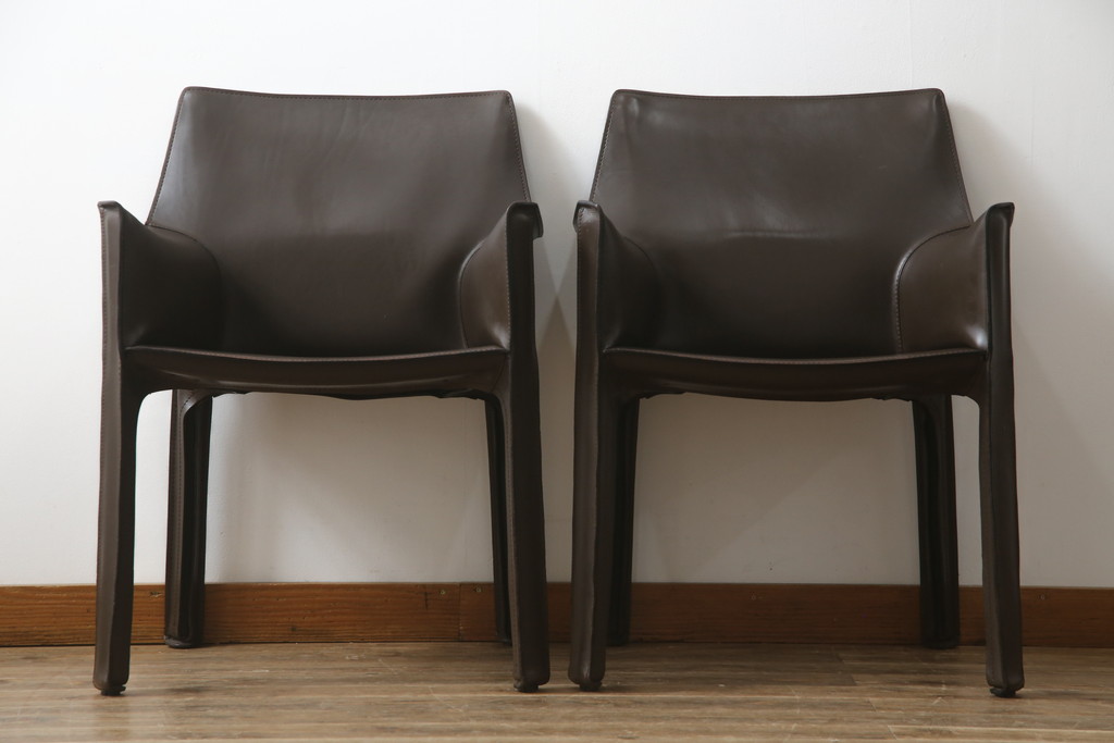 中古　Cassina(カッシーナ)　413　CAB(キャブ)　MARIO BELLINI(マリオベリーニ)　本革(レザー)　シンプルモダンな空間づくりに活躍するアームチェア2脚セット(ダイニングチェア、椅子、イス)(定価2脚で約83万6千円)(R-074312)