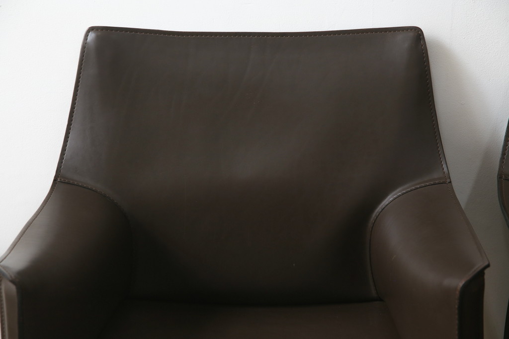 中古　Cassina(カッシーナ)　413　CAB(キャブ)　MARIO BELLINI(マリオベリーニ)　本革(レザー)　シンプルモダンな空間づくりに活躍するアームチェア2脚セット(ダイニングチェア、椅子、イス)(定価2脚で約83万6千円)(R-074312)