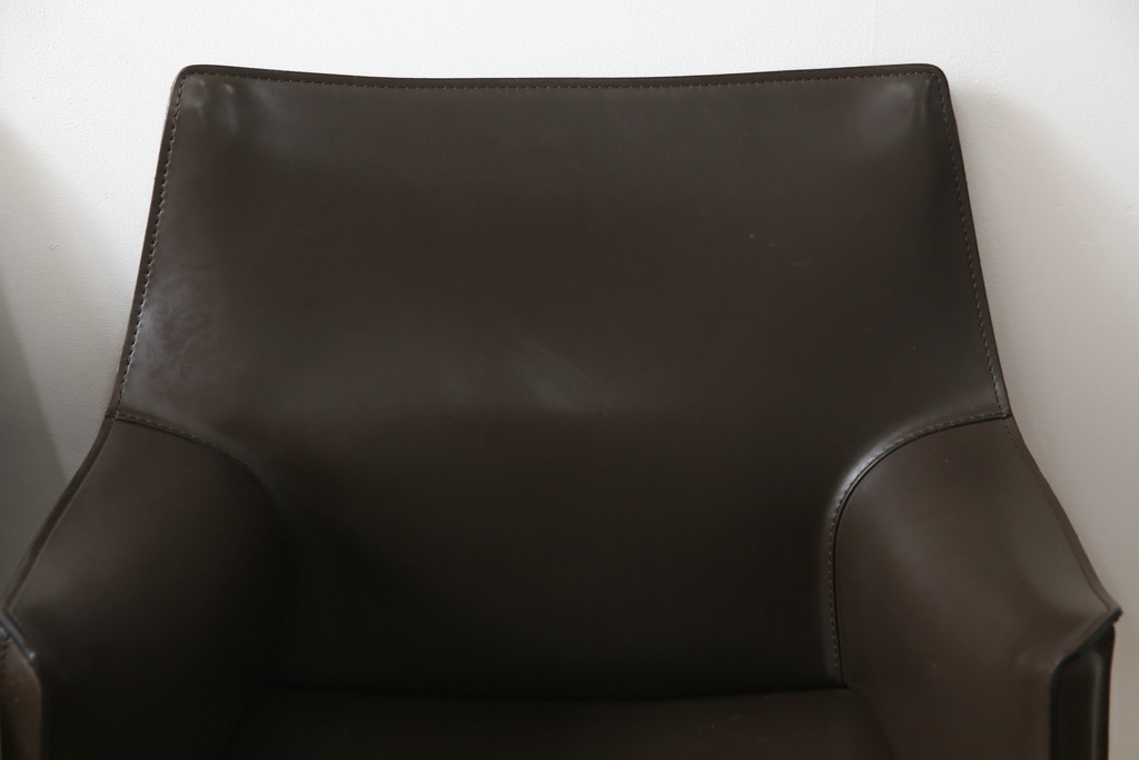 中古　Cassina(カッシーナ)　413　CAB(キャブ)　MARIO BELLINI(マリオベリーニ)　本革(レザー)　シンプルモダンな空間づくりに活躍するアームチェア2脚セット(ダイニングチェア、椅子、イス)(定価2脚で約83万6千円)(R-074312)