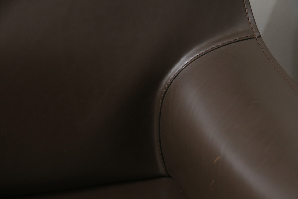 中古　Cassina(カッシーナ)　413　CAB(キャブ)　MARIO BELLINI(マリオベリーニ)　本革(レザー)　シンプルモダンな空間づくりに活躍するアームチェア2脚セット(ダイニングチェア、椅子、イス)(定価2脚で約83万6千円)(R-074312)
