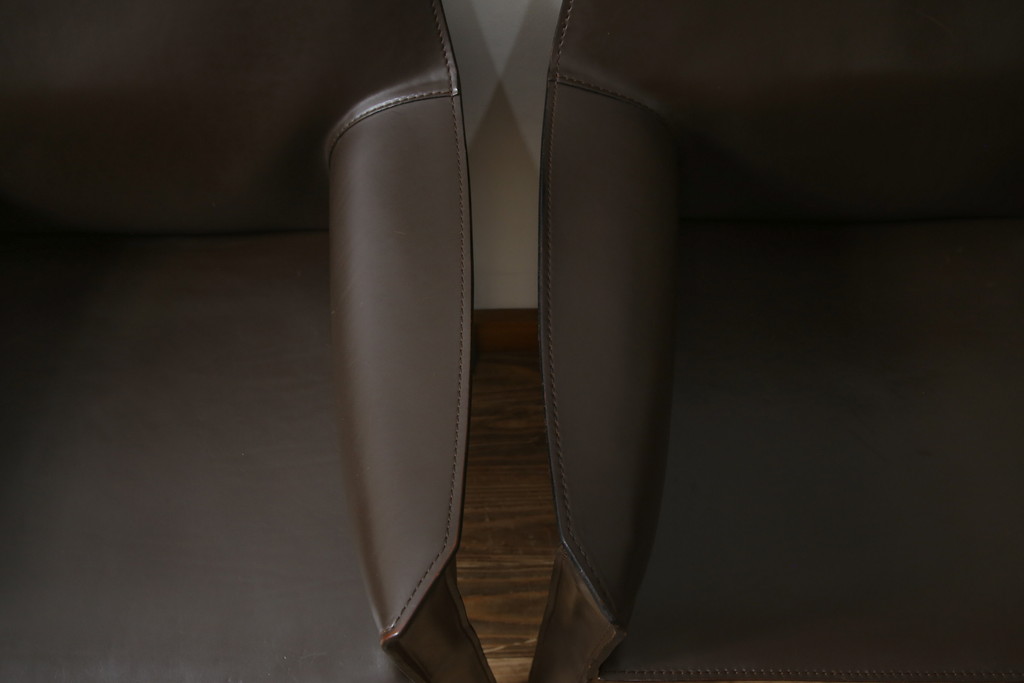 中古　Cassina(カッシーナ)　413　CAB(キャブ)　MARIO BELLINI(マリオベリーニ)　本革(レザー)　シンプルモダンな空間づくりに活躍するアームチェア2脚セット(ダイニングチェア、椅子、イス)(定価2脚で約83万6千円)(R-074312)