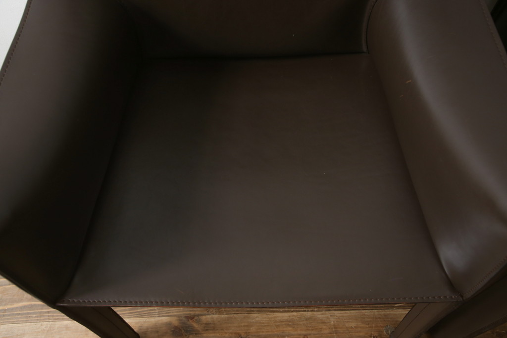 中古　Cassina(カッシーナ)　413　CAB(キャブ)　MARIO BELLINI(マリオベリーニ)　本革(レザー)　シンプルモダンな空間づくりに活躍するアームチェア2脚セット(ダイニングチェア、椅子、イス)(定価2脚で約83万6千円)(R-074312)