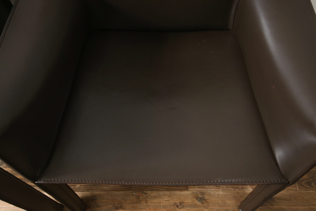 中古　Cassina(カッシーナ)　413　CAB(キャブ)　MARIO BELLINI(マリオベリーニ)　本革(レザー)　シンプルモダンな空間づくりに活躍するアームチェア2脚セット(ダイニングチェア、椅子、イス)(定価2脚で約83万6千円)(R-074312)