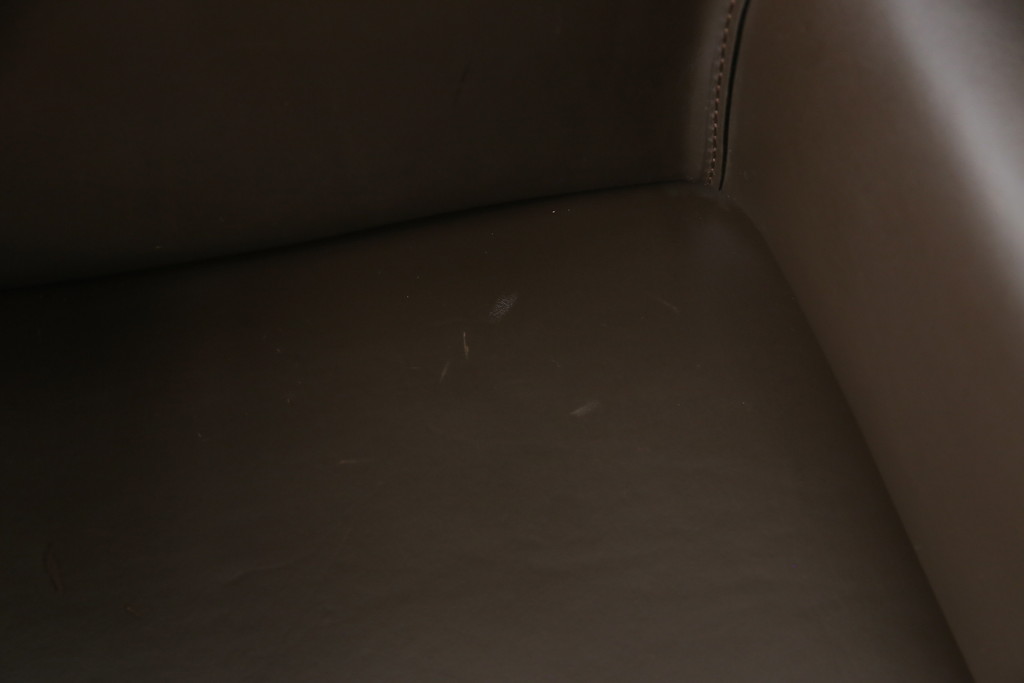 中古　Cassina(カッシーナ)　413　CAB(キャブ)　MARIO BELLINI(マリオベリーニ)　本革(レザー)　シンプルモダンな空間づくりに活躍するアームチェア2脚セット(ダイニングチェア、椅子、イス)(定価2脚で約83万6千円)(R-074312)