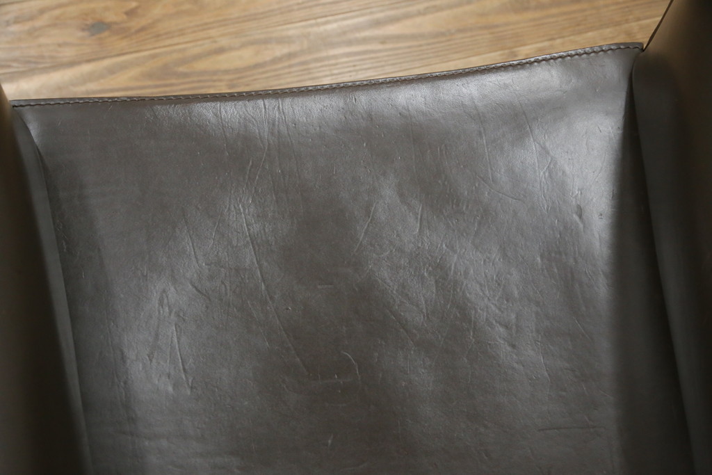 中古　Cassina(カッシーナ)　413　CAB(キャブ)　MARIO BELLINI(マリオベリーニ)　本革(レザー)　シンプルモダンな空間づくりに活躍するアームチェア2脚セット(ダイニングチェア、椅子、イス)(定価2脚で約83万6千円)(R-074312)