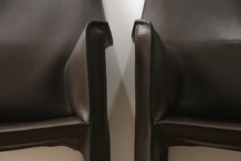 中古　Cassina(カッシーナ)　413　CAB(キャブ)　MARIO BELLINI(マリオベリーニ)　本革(レザー)　シンプルモダンな空間づくりに活躍するアームチェア2脚セット(ダイニングチェア、椅子、イス)(定価2脚で約83万6千円)(R-074312)