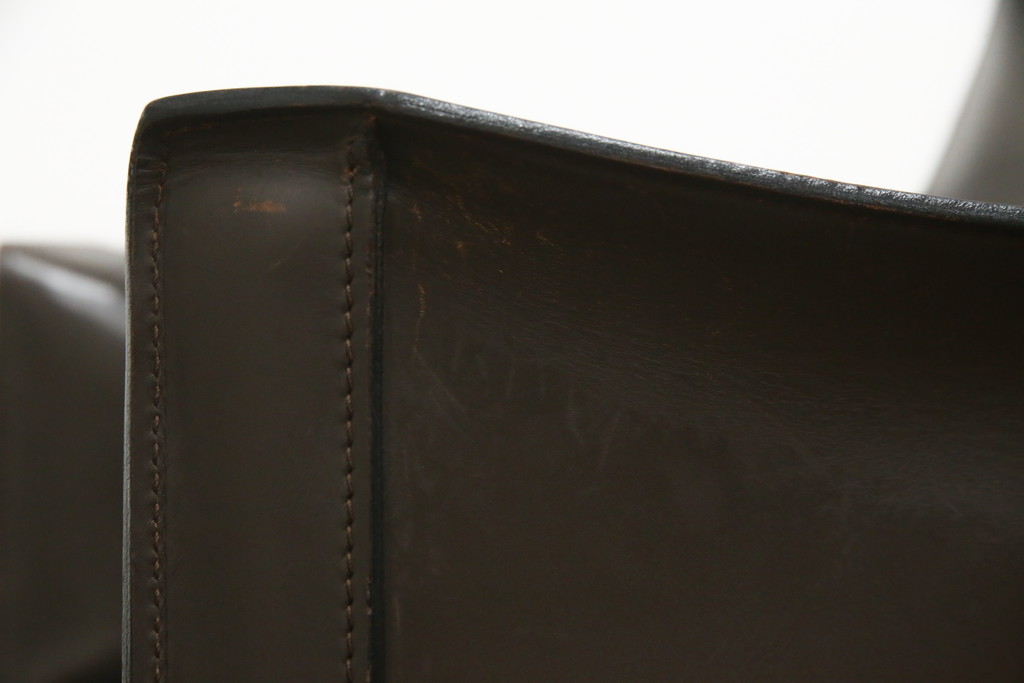中古　Cassina(カッシーナ)　413　CAB(キャブ)　MARIO BELLINI(マリオベリーニ)　本革(レザー)　シンプルモダンな空間づくりに活躍するアームチェア2脚セット(ダイニングチェア、椅子、イス)(定価2脚で約83万6千円)(R-074312)