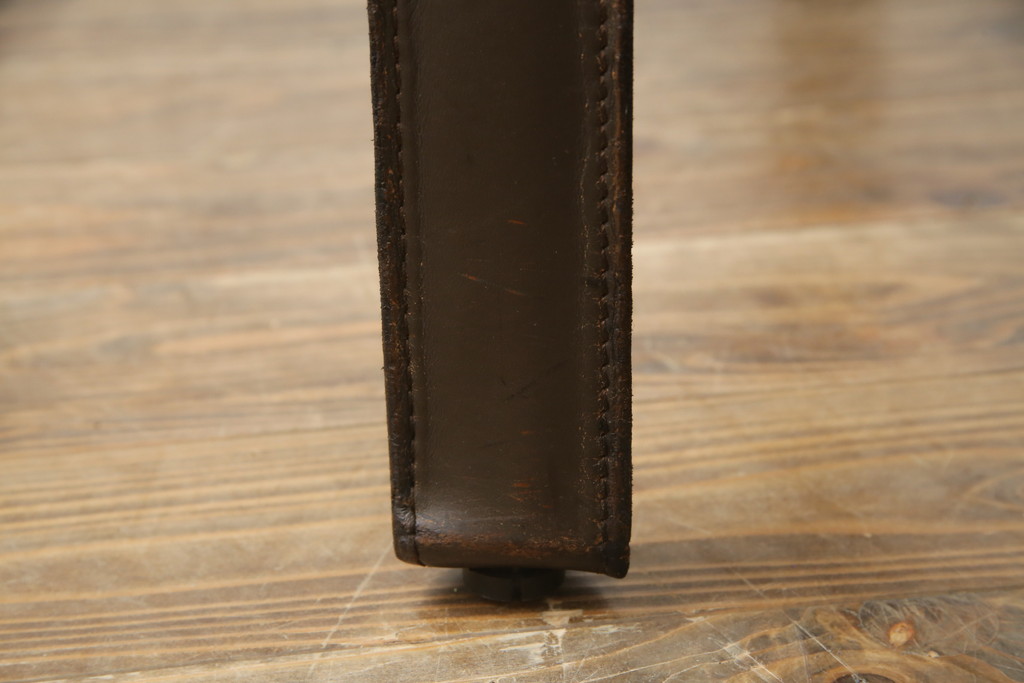 中古　Cassina(カッシーナ)　413　CAB(キャブ)　MARIO BELLINI(マリオベリーニ)　本革(レザー)　シンプルモダンな空間づくりに活躍するアームチェア2脚セット(ダイニングチェア、椅子、イス)(定価2脚で約83万6千円)(R-074312)