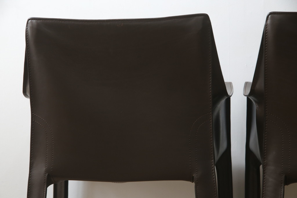 中古　Cassina(カッシーナ)　413　CAB(キャブ)　MARIO BELLINI(マリオベリーニ)　本革(レザー)　シンプルモダンな空間づくりに活躍するアームチェア2脚セット(ダイニングチェア、椅子、イス)(定価2脚で約83万6千円)(R-074312)