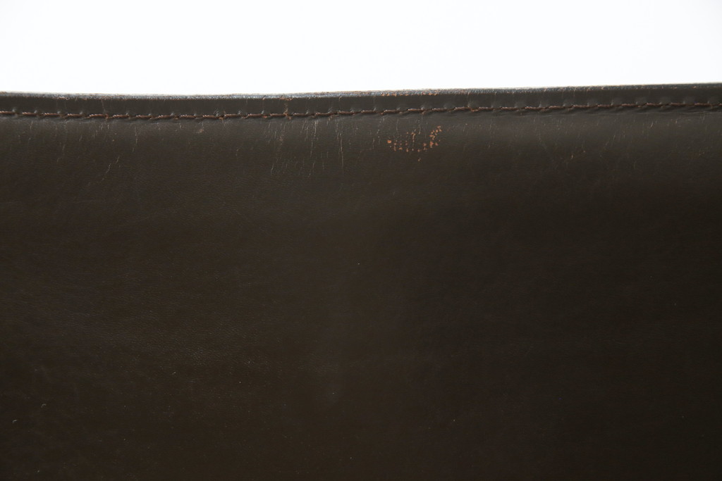 中古　Cassina(カッシーナ)　413　CAB(キャブ)　MARIO BELLINI(マリオベリーニ)　本革(レザー)　シンプルモダンな空間づくりに活躍するアームチェア2脚セット(ダイニングチェア、椅子、イス)(定価2脚で約83万6千円)(R-074312)