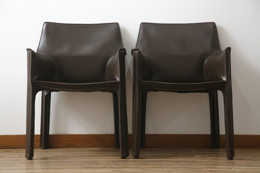 中古　Cassina(カッシーナ)　413　CAB(キャブ)　MARIO BELLINI(マリオベリーニ)　本革(レザー)　シンプルモダンな空間づくりに活躍するアームチェア2脚セット(ダイニングチェア、椅子、イス)(定価2脚で約83万6千円)(R-074314)