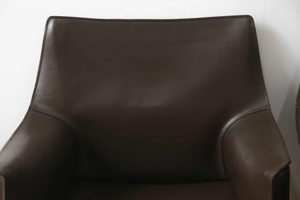 中古　Cassina(カッシーナ)　413　CAB(キャブ)　MARIO BELLINI(マリオベリーニ)　本革(レザー)　シンプルモダンな空間づくりに活躍するアームチェア2脚セット(ダイニングチェア、椅子、イス)(定価2脚で約83万6千円)(R-074314)