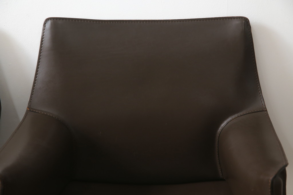 中古　Cassina(カッシーナ)　413　CAB(キャブ)　MARIO BELLINI(マリオベリーニ)　本革(レザー)　シンプルモダンな空間づくりに活躍するアームチェア2脚セット(ダイニングチェア、椅子、イス)(定価2脚で約83万6千円)(R-074314)