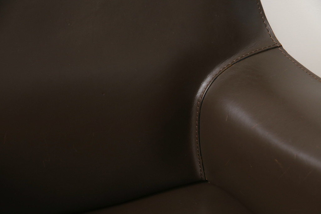 中古　Cassina(カッシーナ)　413　CAB(キャブ)　MARIO BELLINI(マリオベリーニ)　本革(レザー)　シンプルモダンな空間づくりに活躍するアームチェア2脚セット(ダイニングチェア、椅子、イス)(定価2脚で約83万6千円)(R-074314)